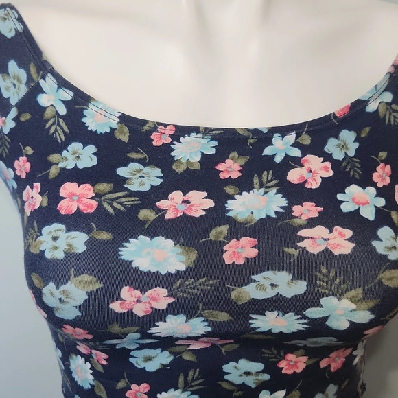 FINAL SALE Hollister Navy floral crop top - Picture 3 of 13